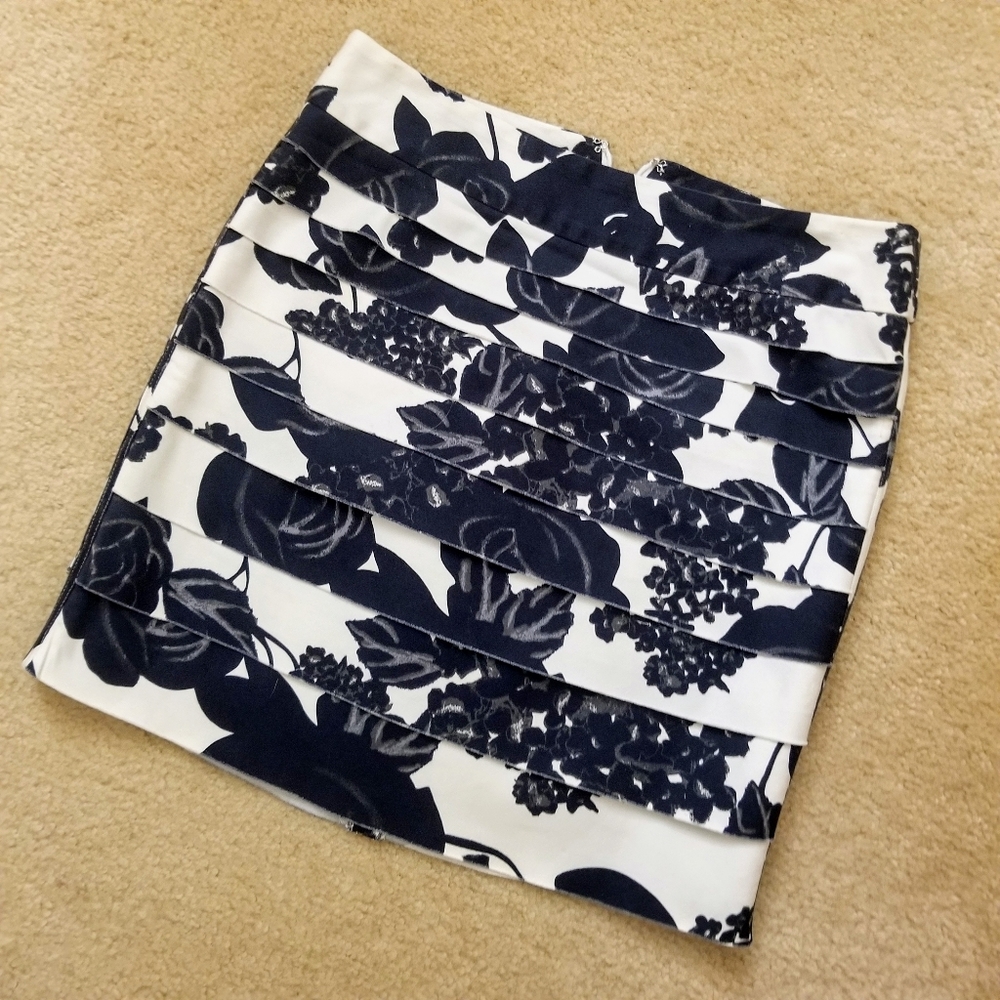 White House Black Market Tiered Pencil Skirt